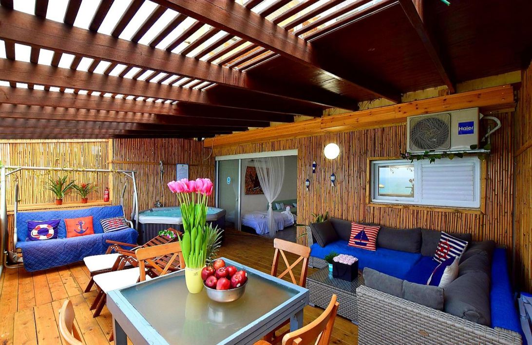 61161 כללי, רויאל חוף צאנז וגקוזי איטלקי מול גלי הים, צימר  בנתניה צימרים - Zimer 4 U