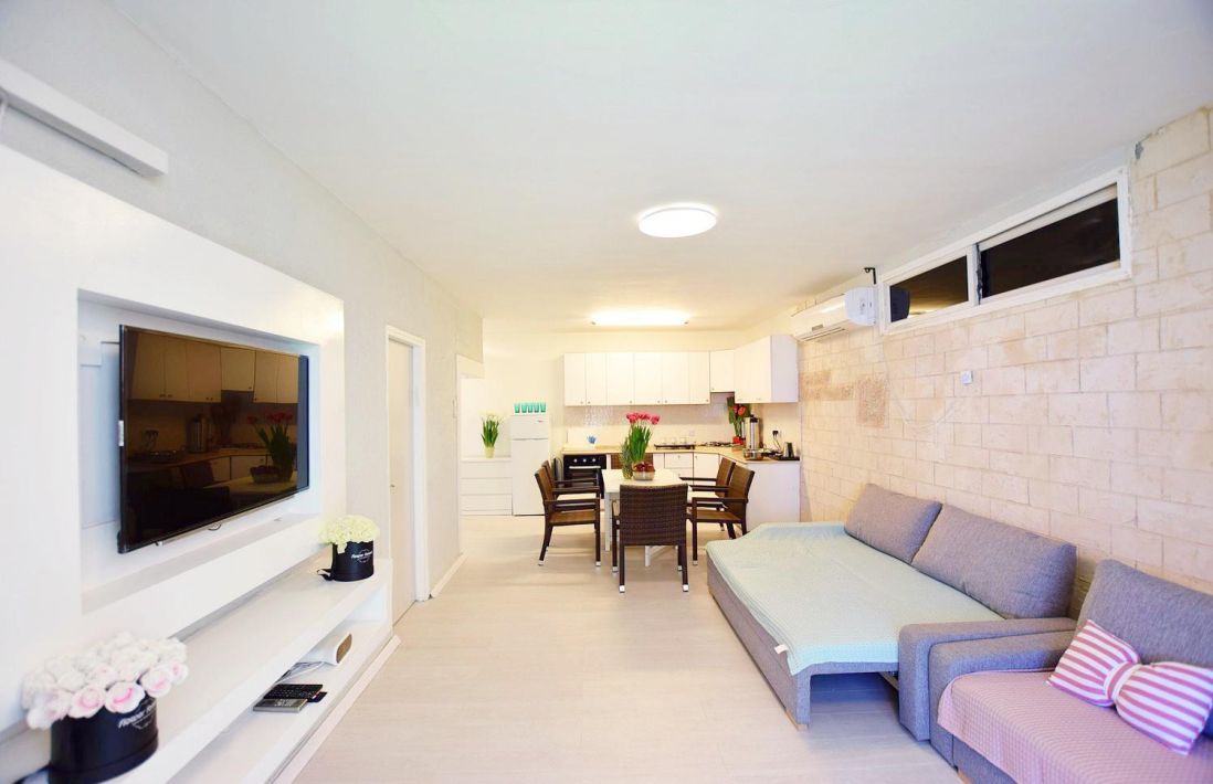 61172 כללי, רויאל חוף צאנז וגקוזי איטלקי מול גלי הים, צימר  בנתניה צימרים - Zimer 4 U