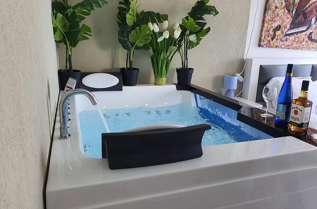 63268 כללי, רויאל חוף צאנז וגקוזי איטלקי מול גלי הים, צימר  בנתניה צימרים - Zimer 4 U