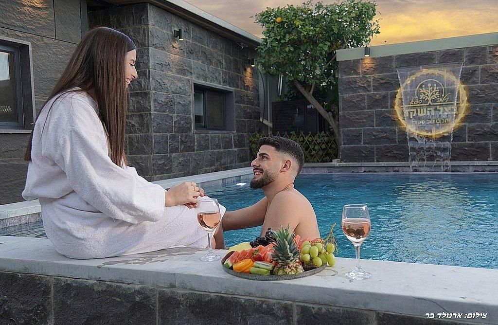 80522 גלרית חוץ, בצל השקד, צימר  בטפחות צימרים - Zimer 4 U