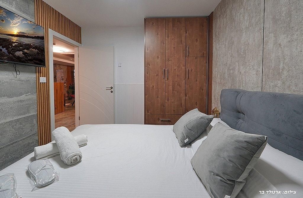 80541 גלרית פנים, בצל השקד, צימר  בטפחות צימרים - Zimer 4 U