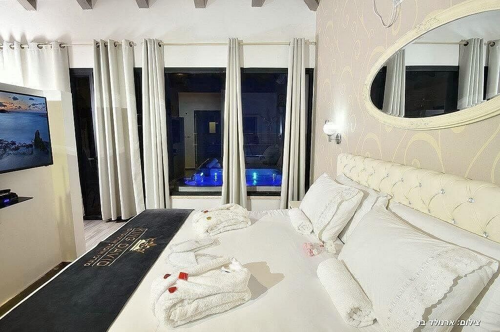 81071 גלריה כללית, אחוזת שקד, צימר  במשמר הירדן צימרים - Zimer 4 U