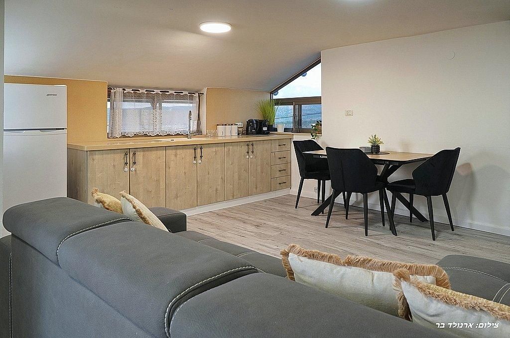 93679 פנים הסוויטות, אחוזת הלל, צימר  במנות צימרים - Zimer 4 U