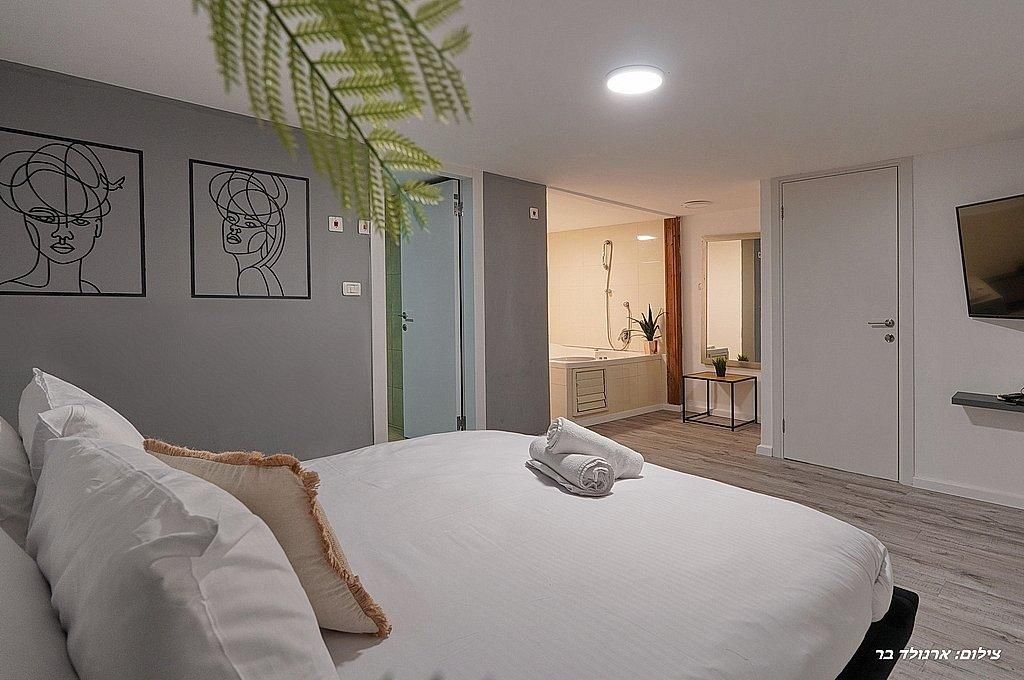 93682 פנים הסוויטות, אחוזת הלל, צימר  במנות צימרים - Zimer 4 U