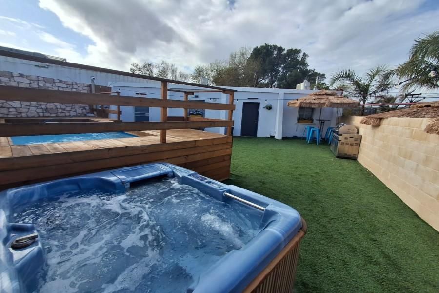 94371 מתחם חיצוני הבריכה והג'קוזי, צימרים כפר הים, צימר  בנתניה צימרים - Zimer 4 U