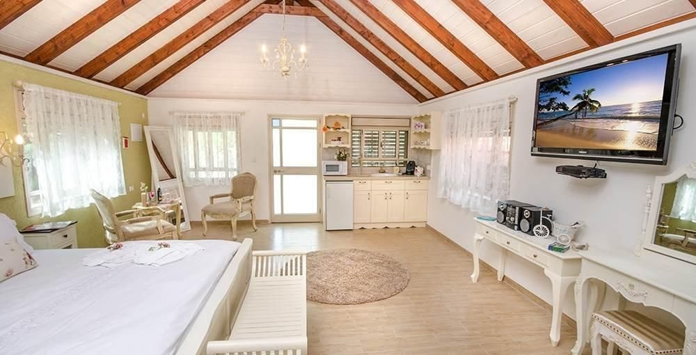 94666 פנים הסוויטות, פרובנס בגן, צימר  בראש פינה צימרים - Zimer 4 U