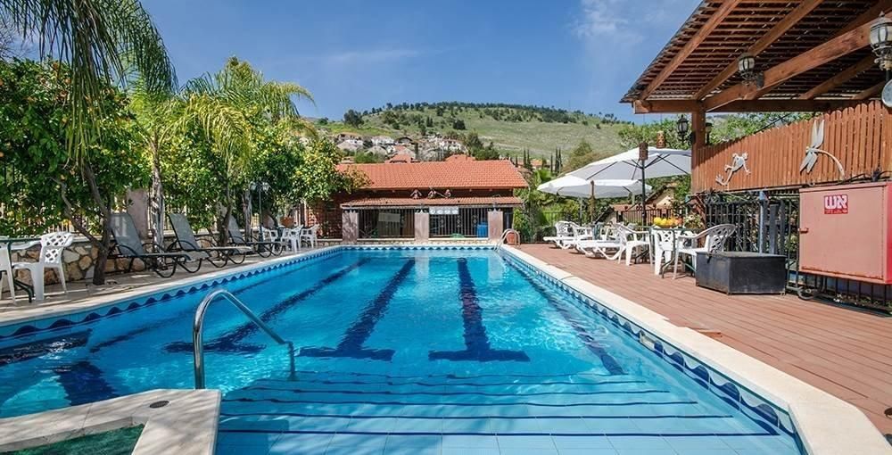 94674 מתחם חיצוני, פרובנס בגן, צימר  בראש פינה צימרים - Zimer 4 U