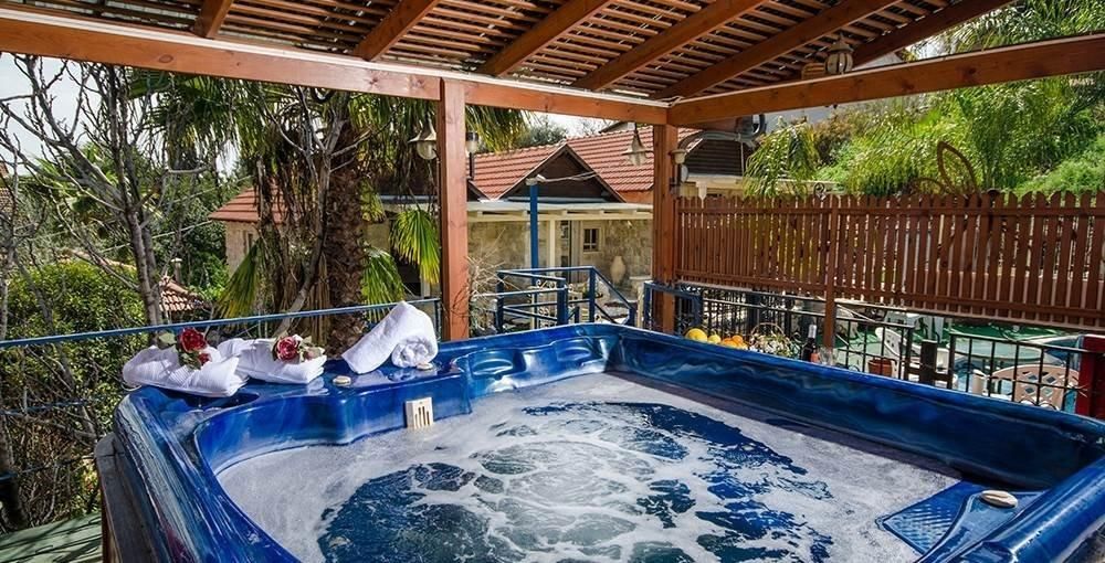 94677 מתחם חיצוני, פרובנס בגן, צימר  בראש פינה צימרים - Zimer 4 U