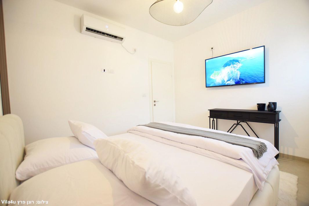 94695 הסלון וחדר השינה, תאירה סוויט, צימר  בראש פינה צימרים - Zimer 4 U