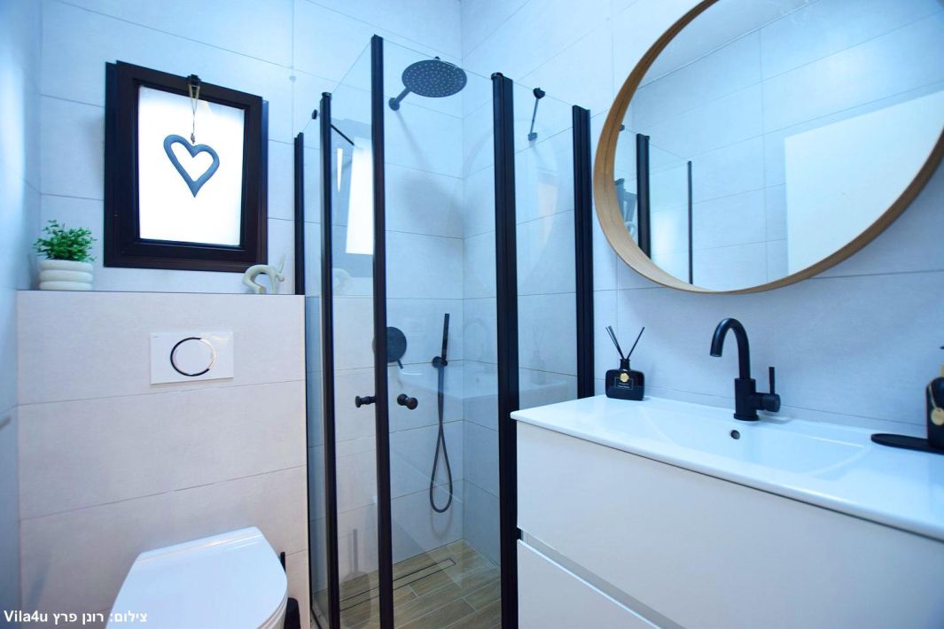 94699 הסלון וחדר השינה, תאירה סוויט, צימר  בראש פינה צימרים - Zimer 4 U