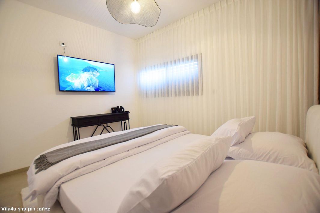 94701 הסלון וחדר השינה, תאירה סוויט, צימר  בראש פינה צימרים - Zimer 4 U