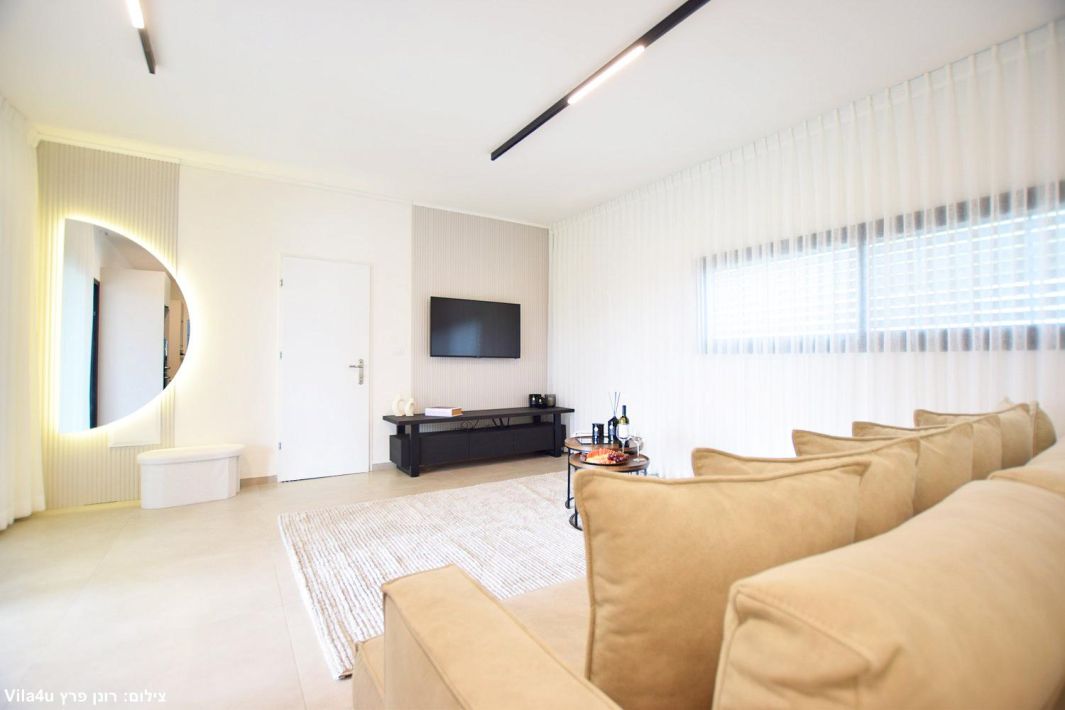 94704 הסלון וחדר השינה, תאירה סוויט, צימר  בראש פינה צימרים - Zimer 4 U