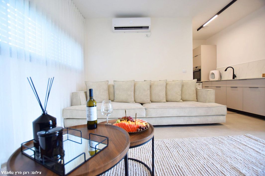 94705 הסלון וחדר השינה, תאירה סוויט, צימר  בראש פינה צימרים - Zimer 4 U