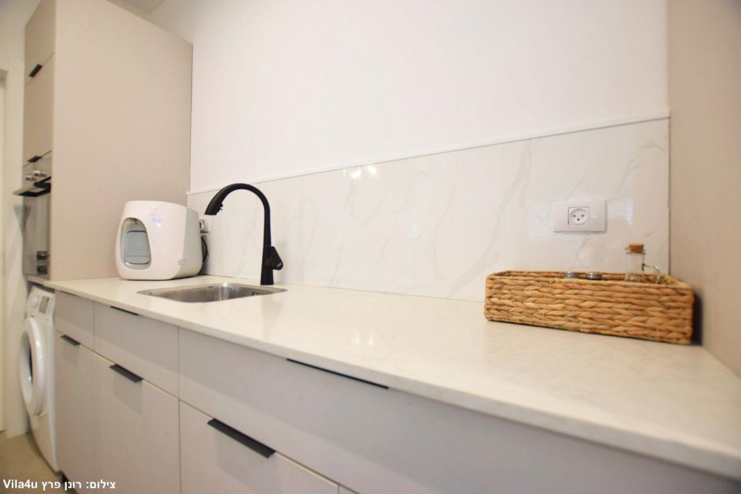 94707 הסלון וחדר השינה, תאירה סוויט, צימר  בראש פינה צימרים - Zimer 4 U