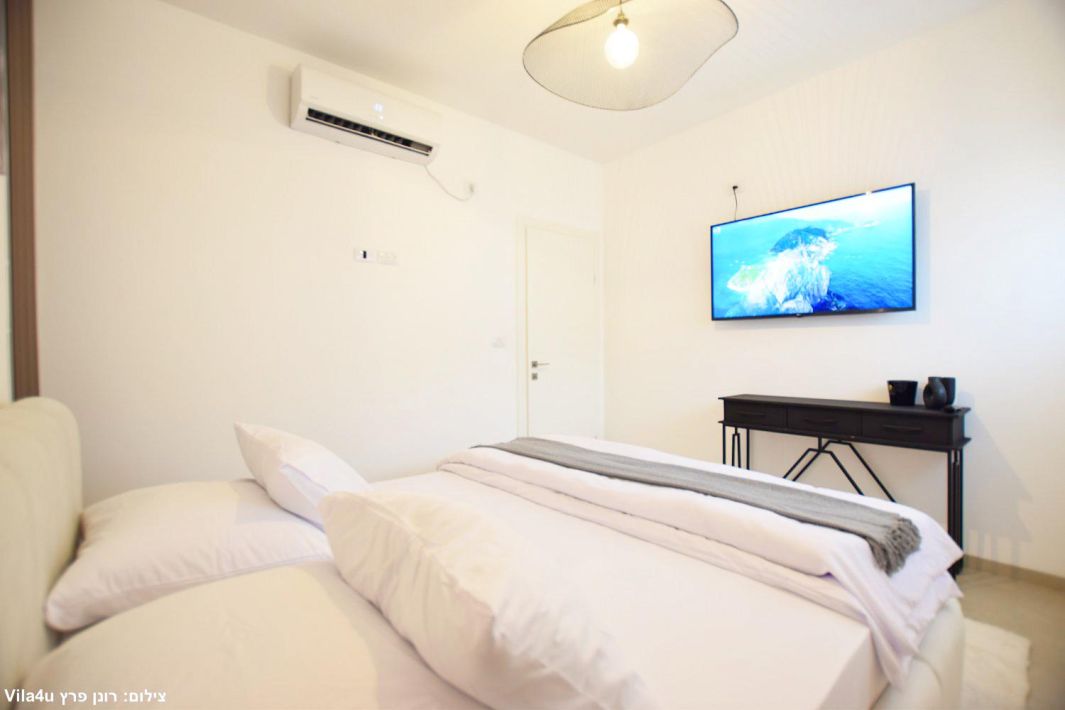 94710 הסלון וחדר השינה, תאירה סוויט, צימר  בראש פינה צימרים - Zimer 4 U