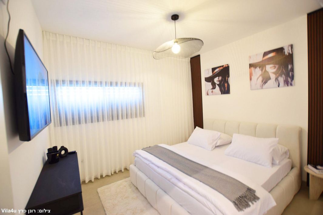 94711 הסלון וחדר השינה, תאירה סוויט, צימר  בראש פינה צימרים - Zimer 4 U