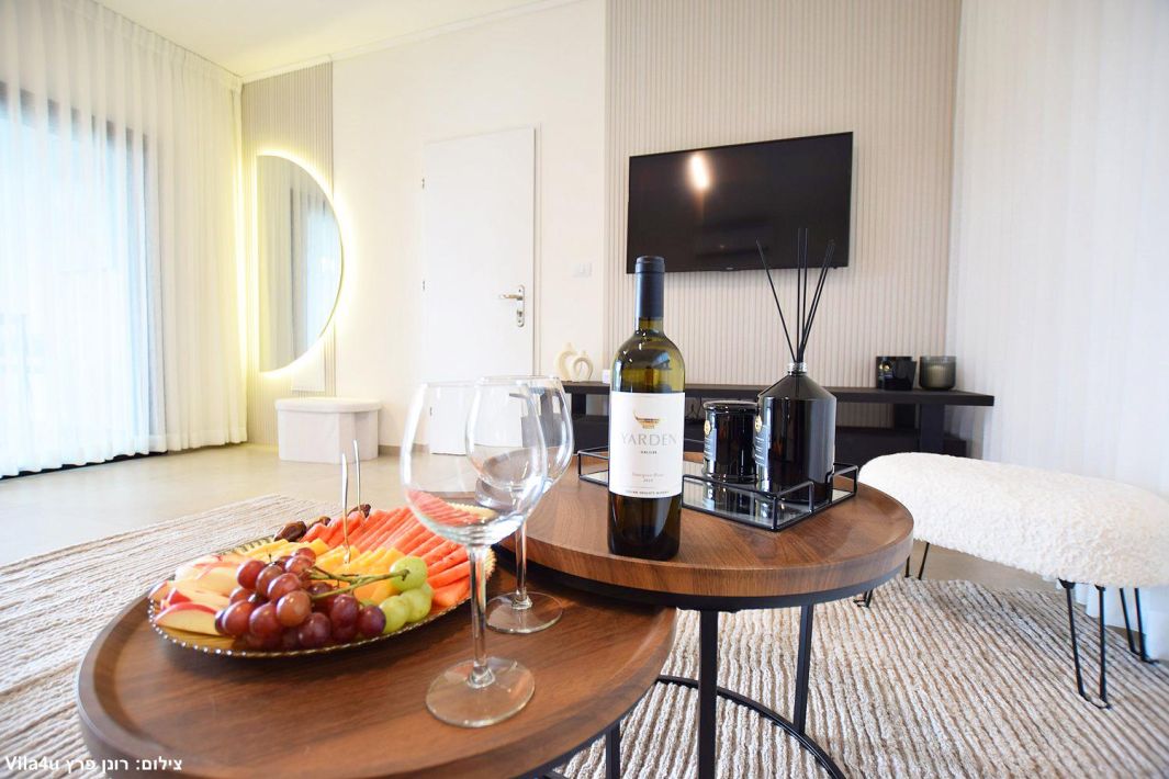 94714 הסלון וחדר השינה, תאירה סוויט, צימר  בראש פינה צימרים - Zimer 4 U